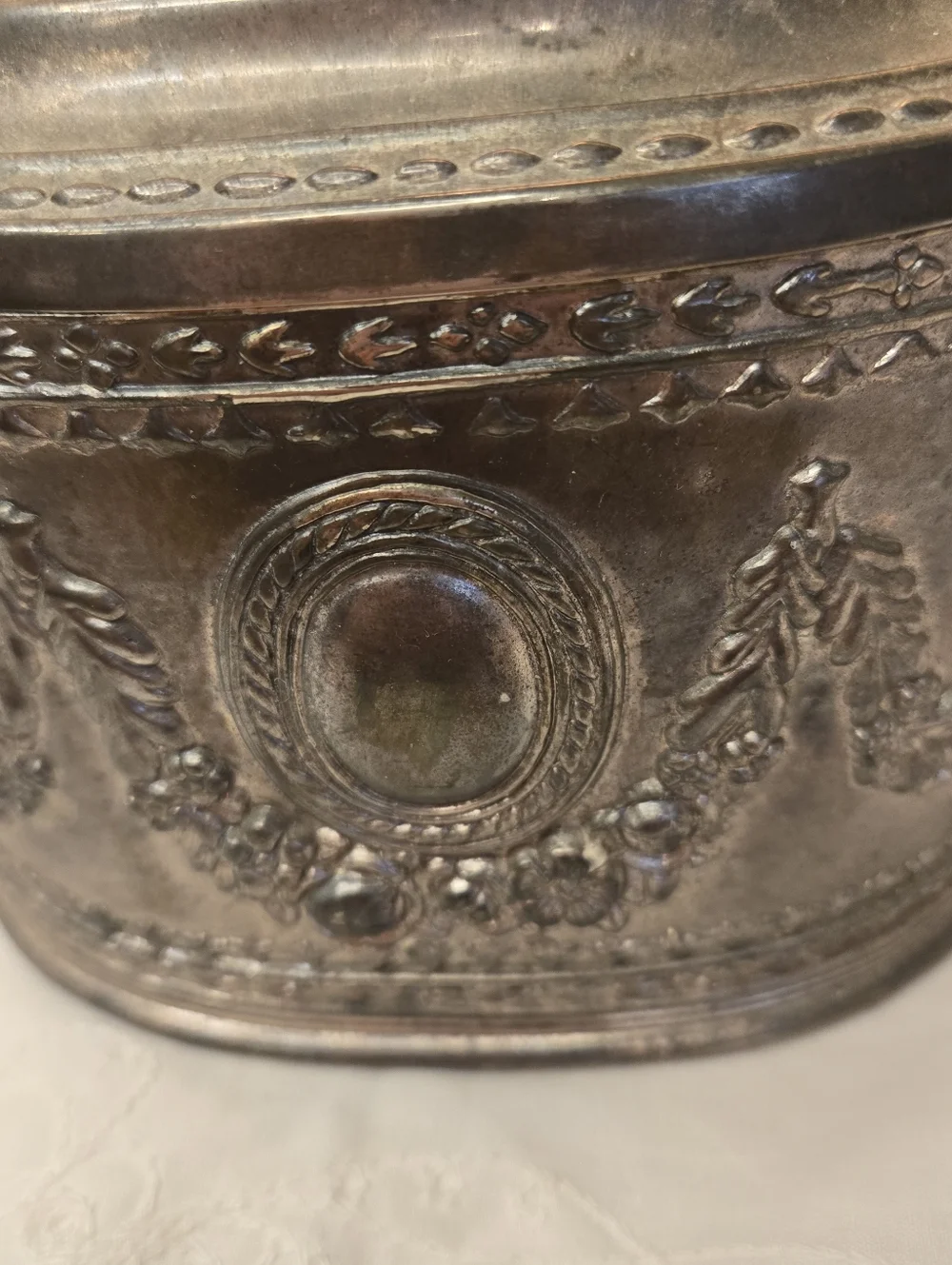 Antique-Style Decorative Trinket Box in Aged Silver Plated Oval Jewelry Box - Picture 5 of 10